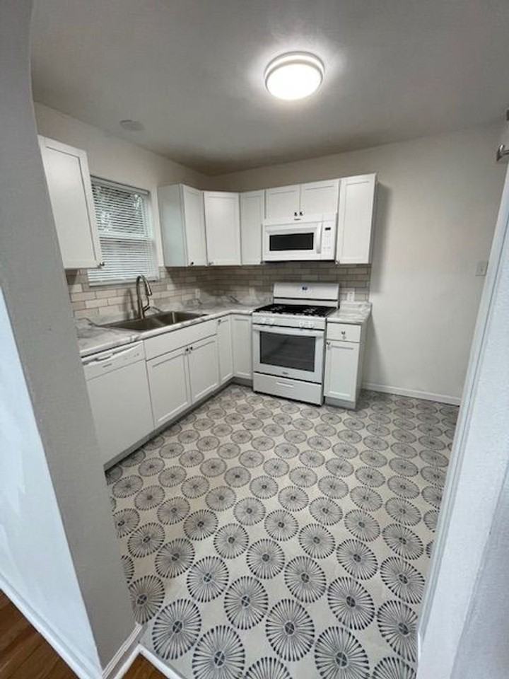 10021 Saint Clair St - Photo 5 of 11