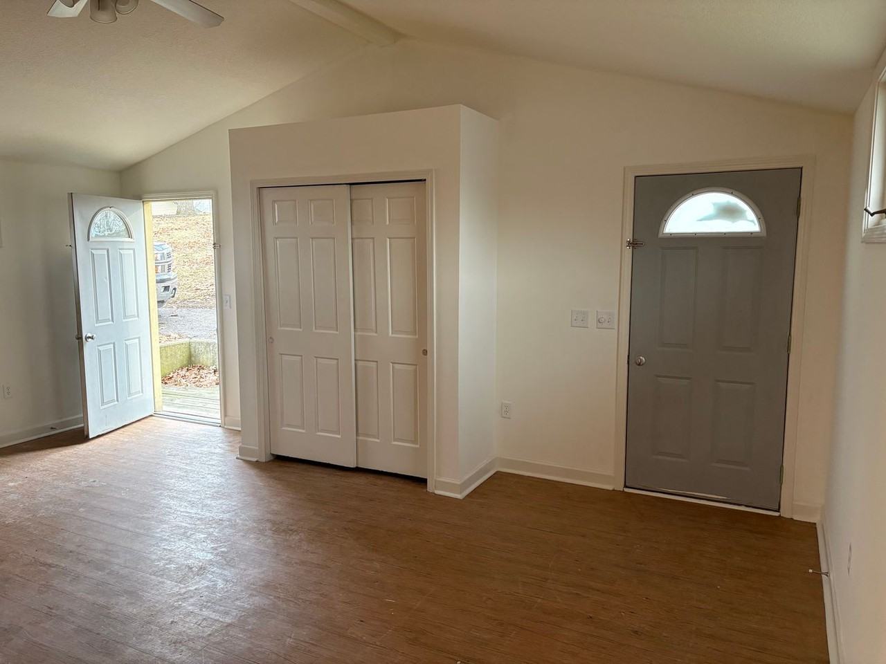 1022 Conklin Hl - Photo 3 of 10