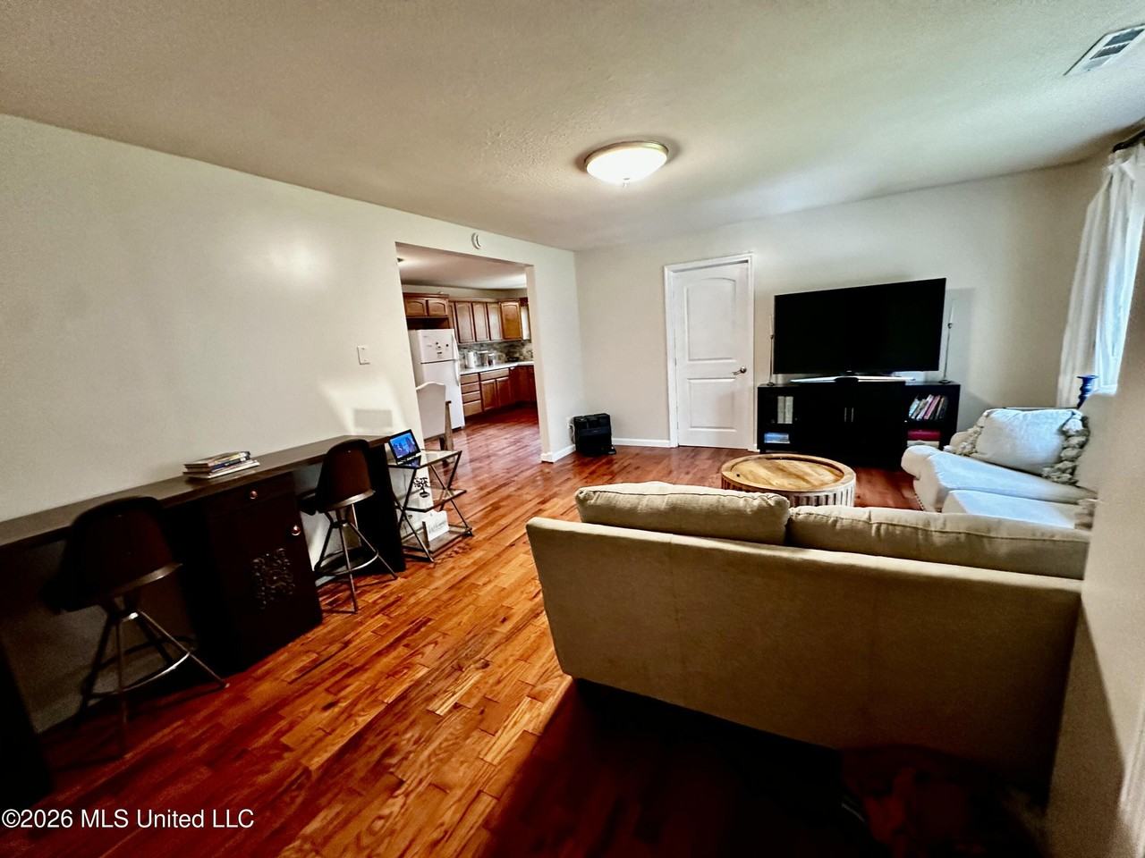 7033 Longridge Rd - Photo 4 of 29