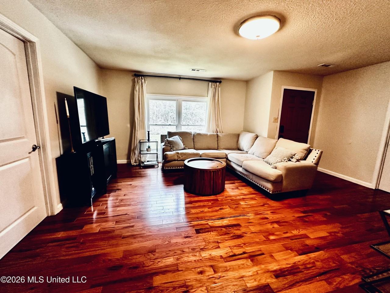 7033 Longridge Rd - Photo 6 of 29