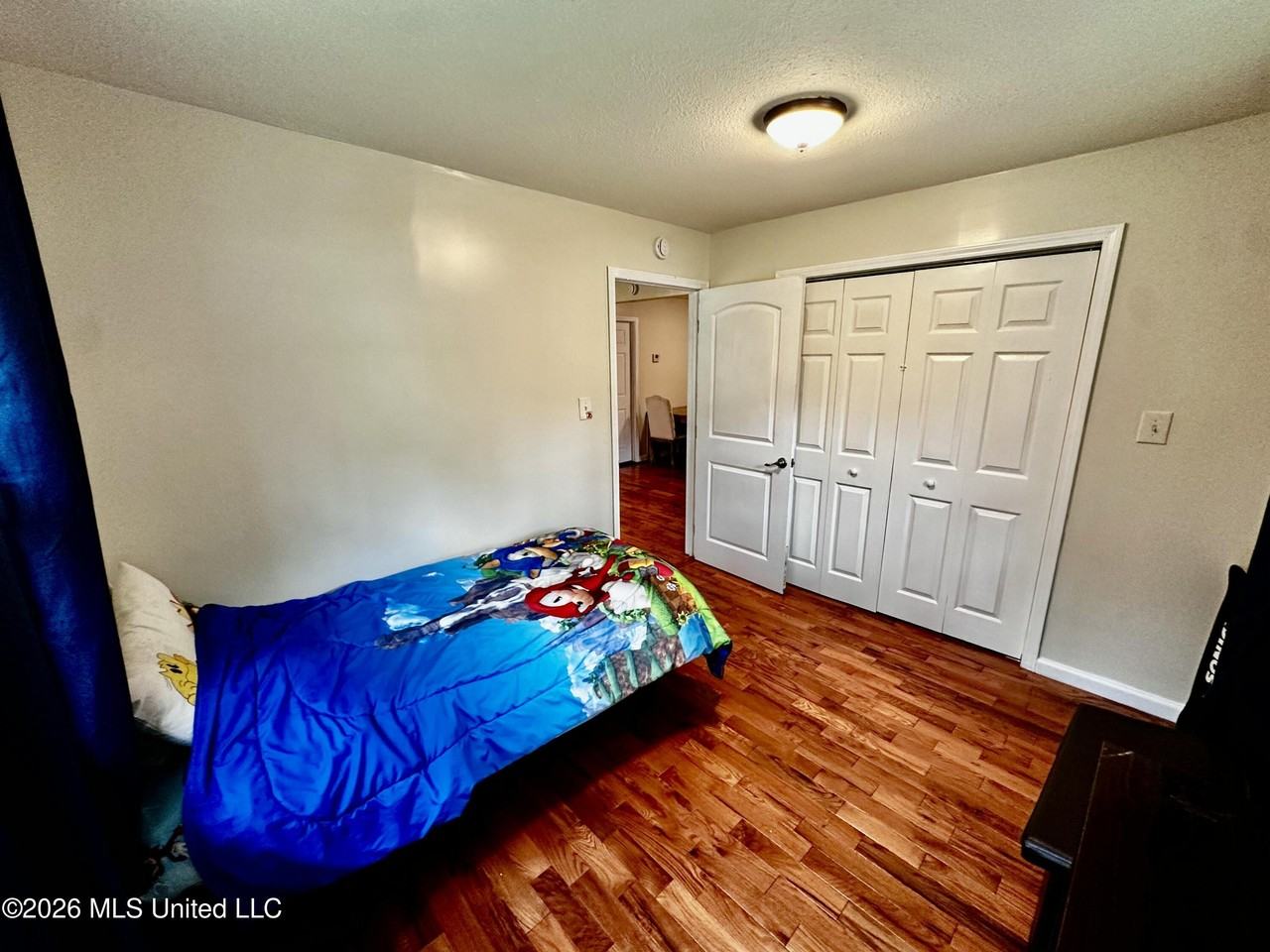 7033 Longridge Rd - Photo 7 of 29