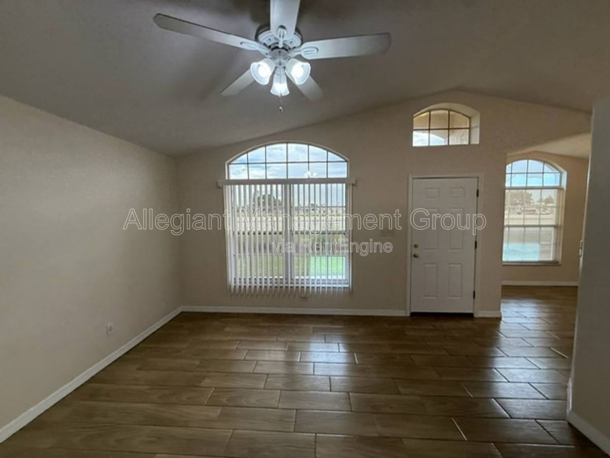2362 Harbor Town Dr - Photo 2 of 10