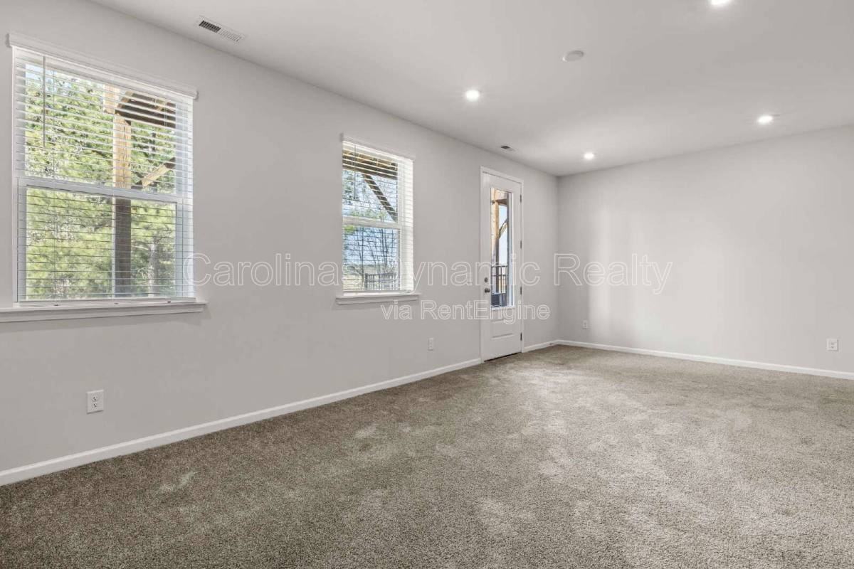6985 Waterstone Dr - Photo 3 of 10