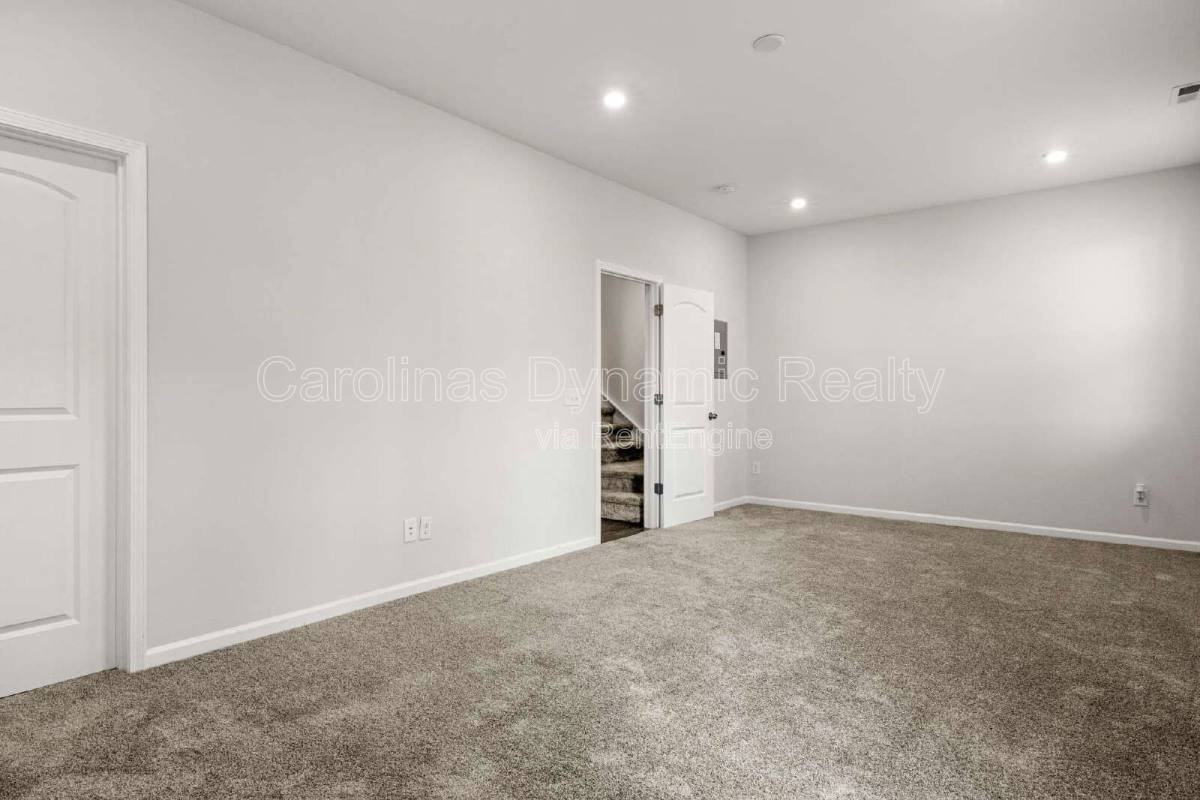 6985 Waterstone Dr - Photo 4 of 10