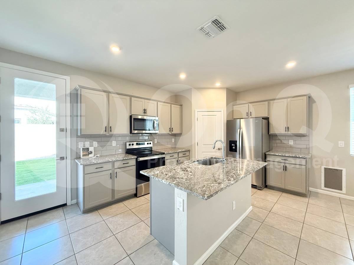 17466 W Paraiso Ln - Photo 3 of 10