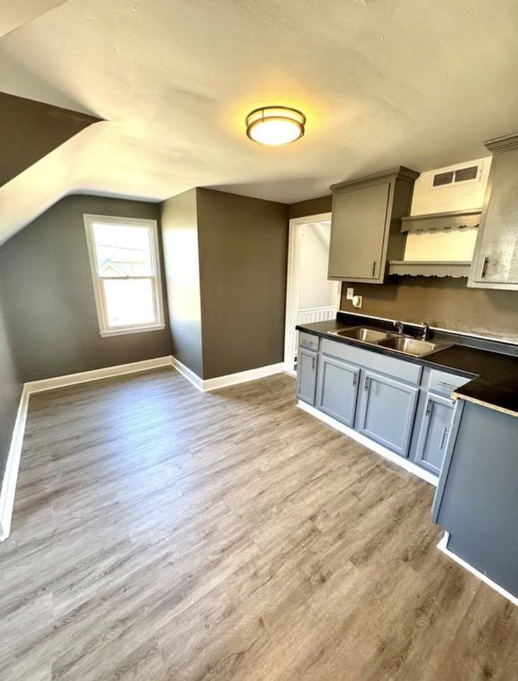 353 Sturges Ave #2UPSTAIRS - Photo 2 of 8