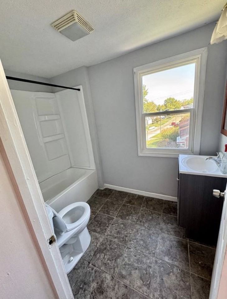 353 Sturges Ave #2UPSTAIRS - Photo 3 of 8