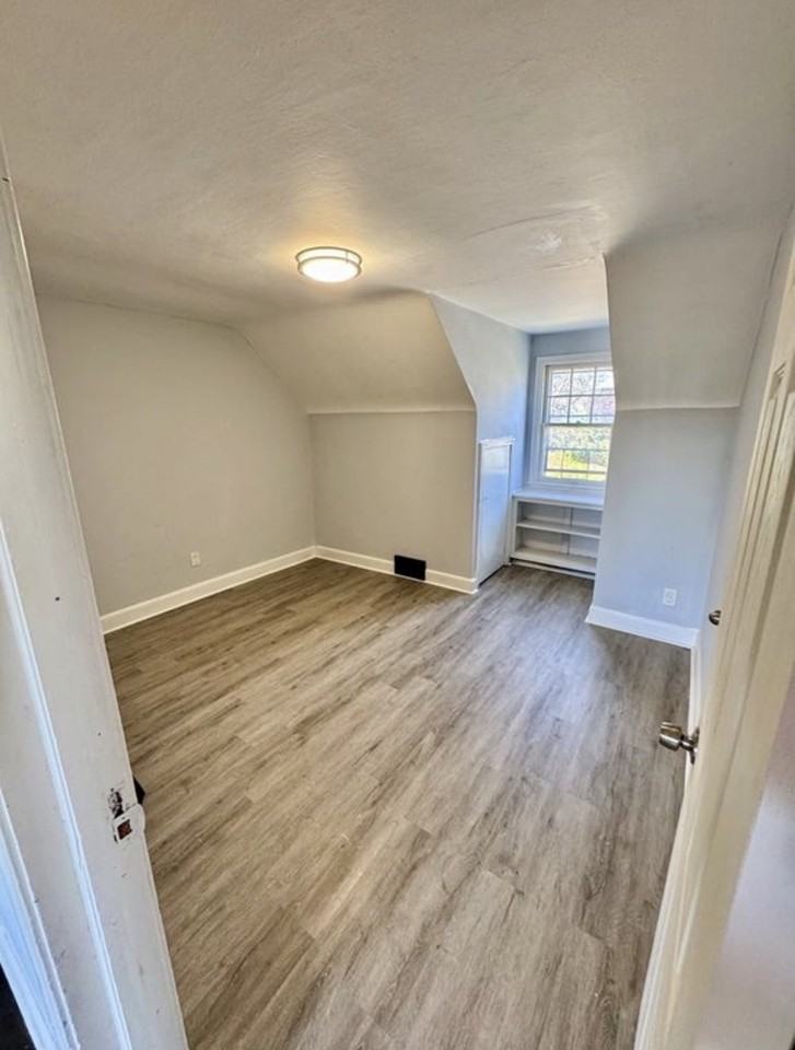 353 Sturges Ave #2UPSTAIRS - Photo 6 of 8