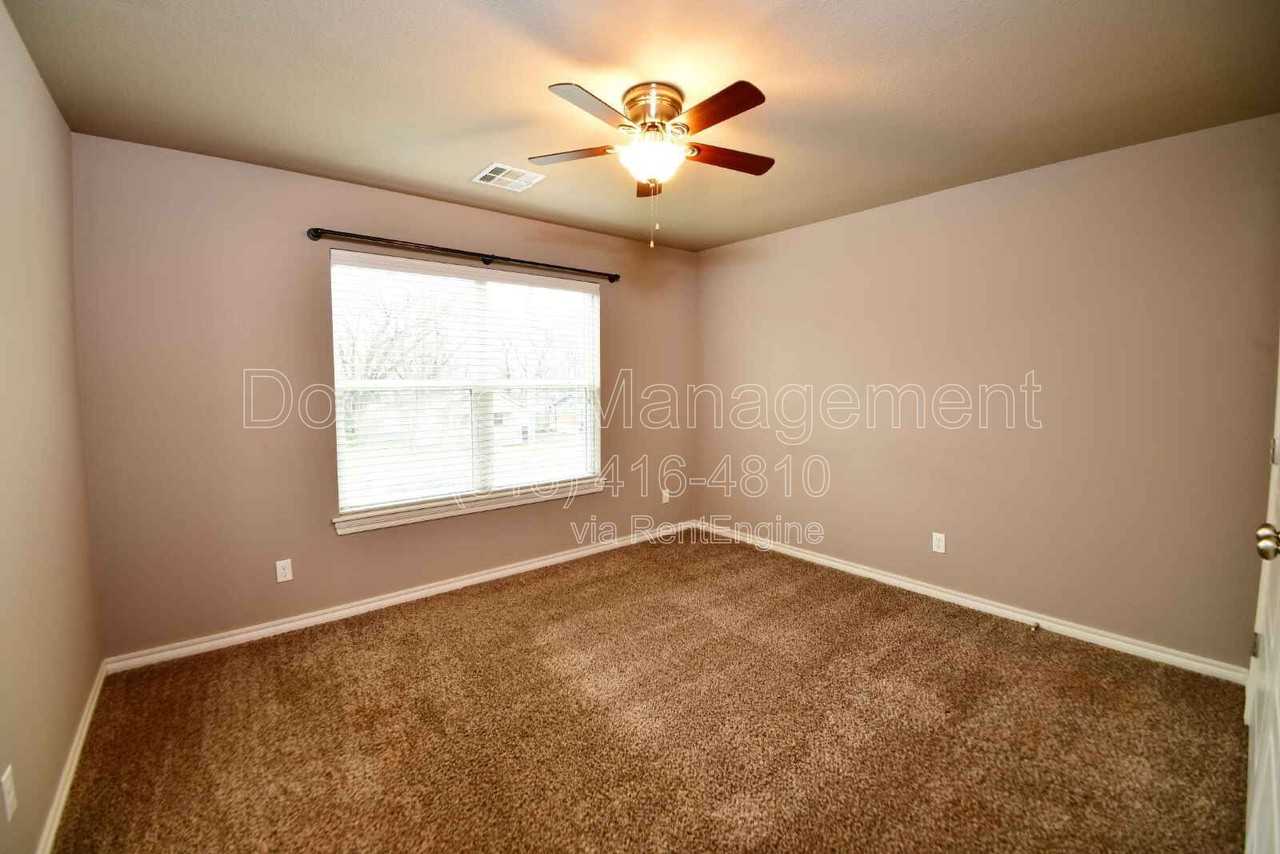 512 S Haynie St - Photo 6 of 11