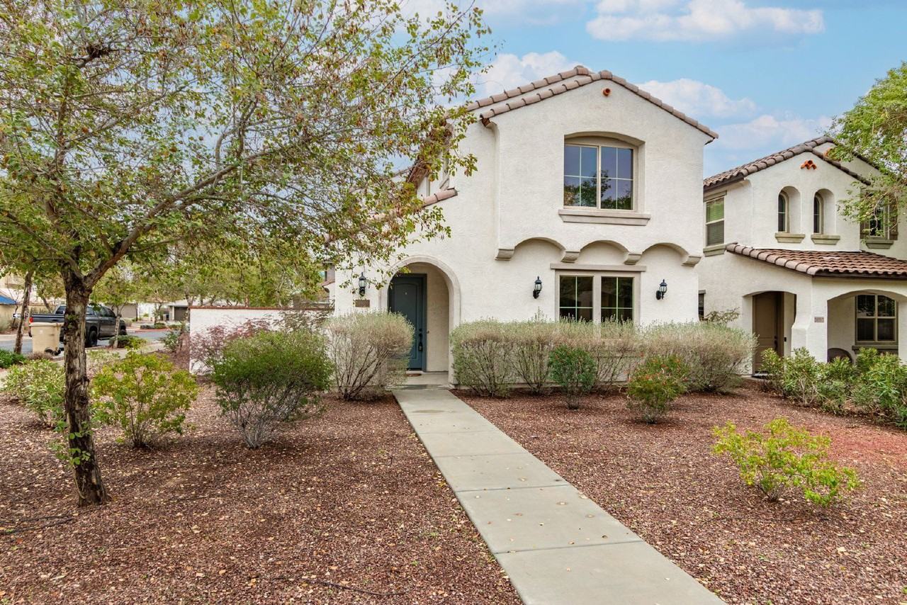 20515 W Maiden Ln - Photo 4 of 47