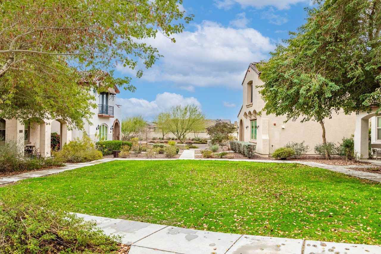 20515 W Maiden Ln - Photo 5 of 47