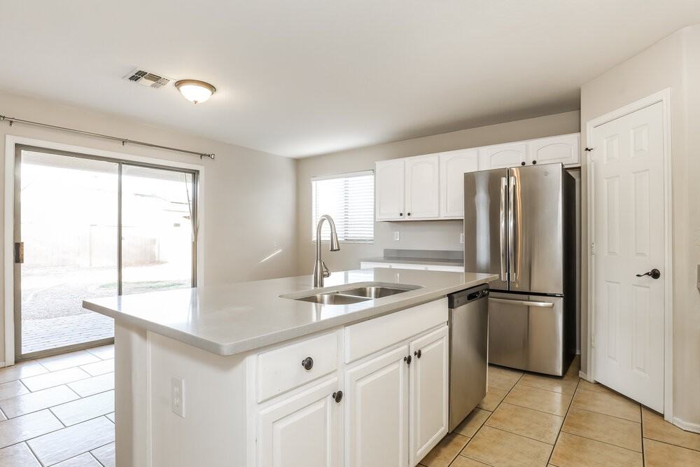 8216 W Globe Ave - Photo 6 of 17