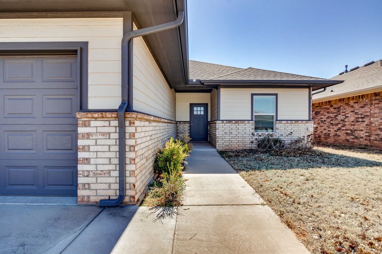 2224 Fallview Dr - Photo 3 of 33