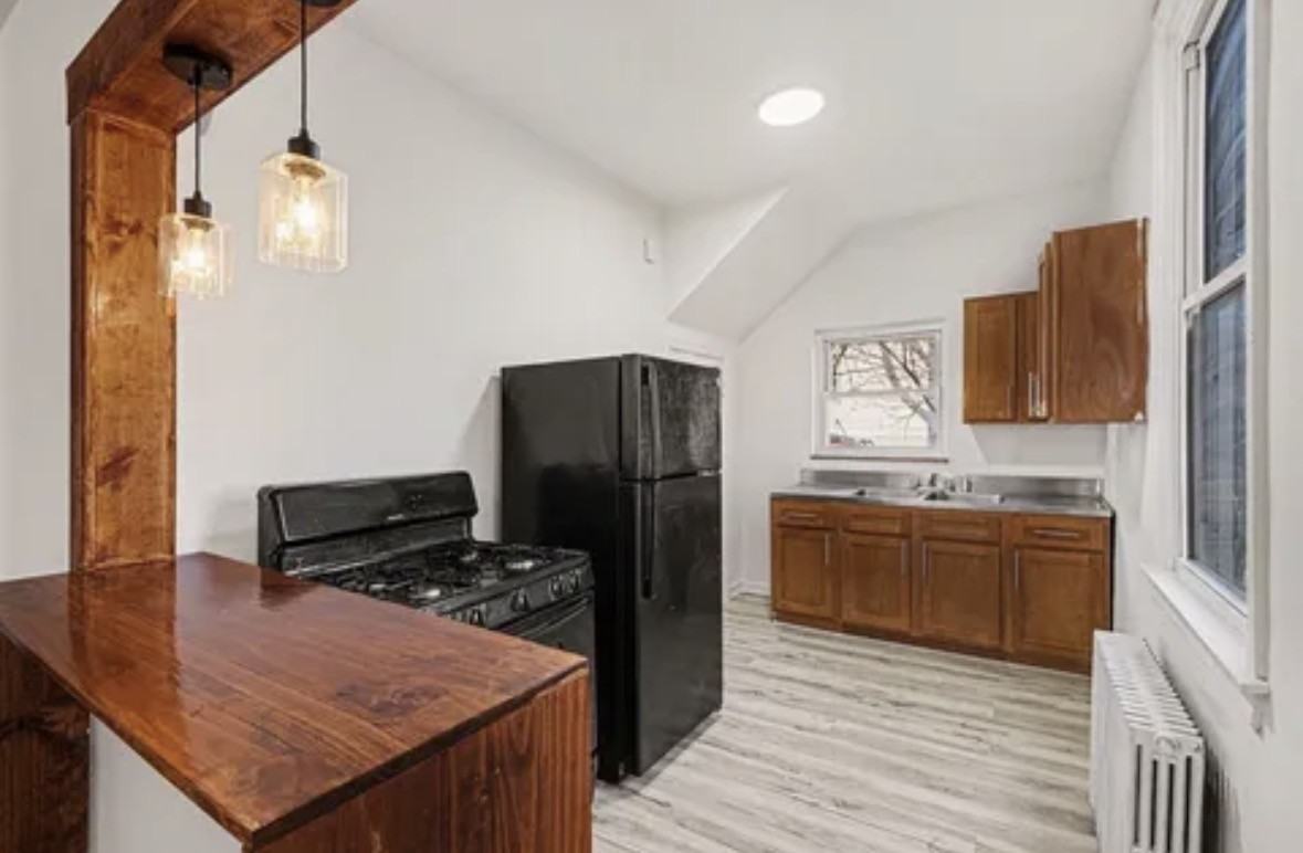 406 E 38th St #1 - Photo 4 of 9