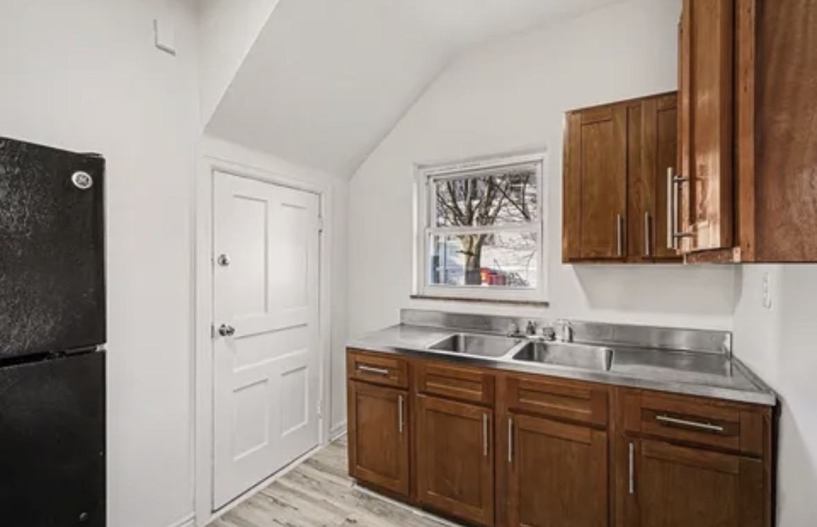 406 E 38th St #1 - Photo 5 of 9