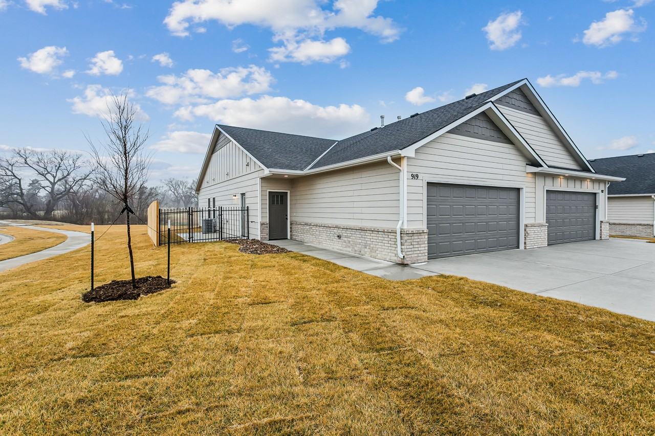 919 S Logan St #919 - Photo 2 of 16