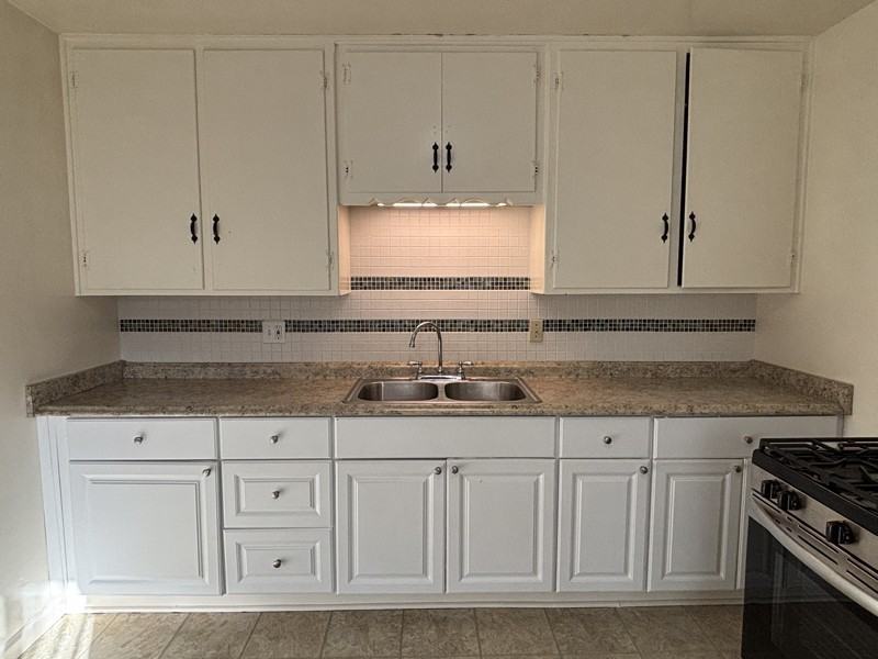 1131 Georgia St - Photo 4 of 14