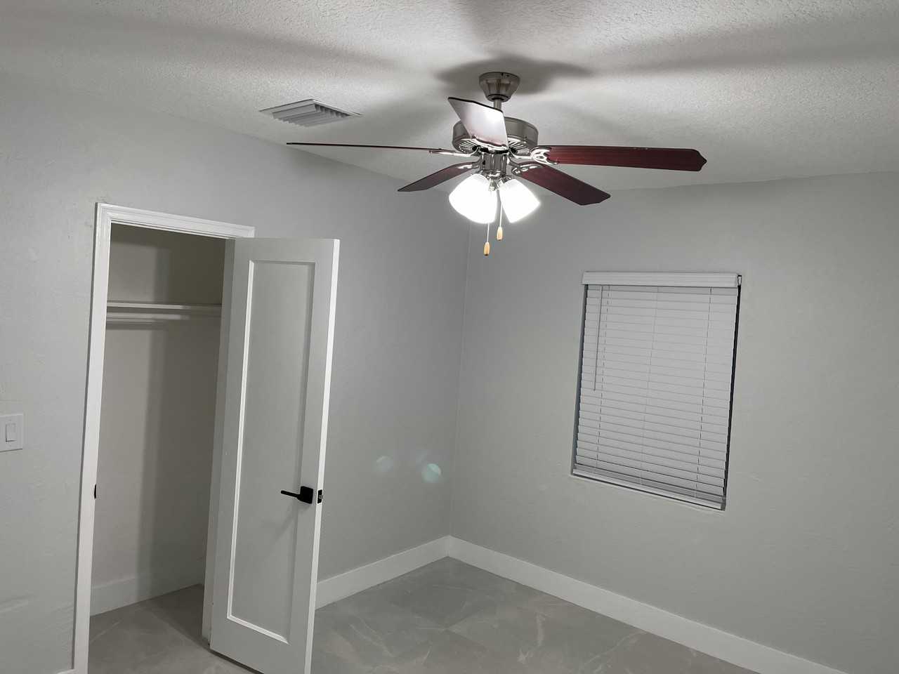 51 Sw 59th Ave - Photo 5 of 18