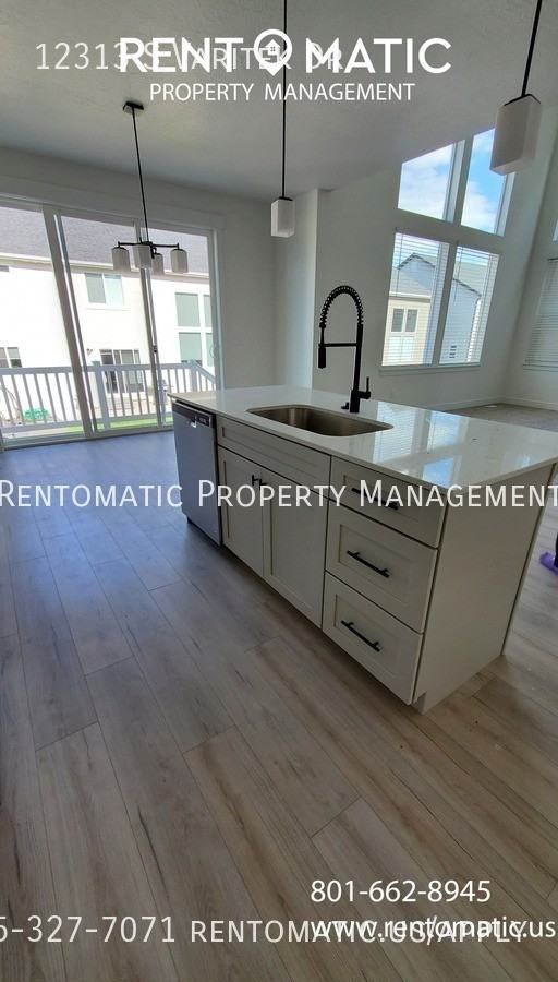 12313 S Varitek Dr - Photo 6 of 33