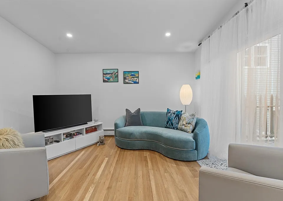 402 E 7th St #2 - Photo 3 of 10