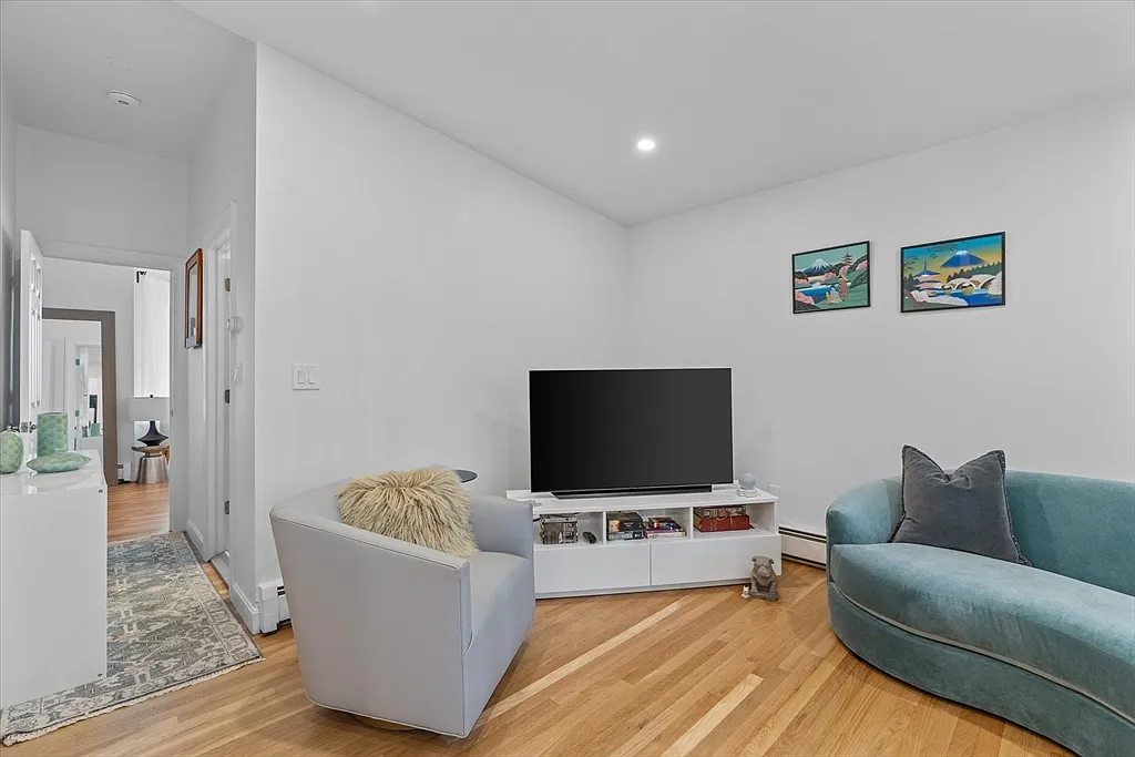 402 E 7th St #2 - Photo 4 of 10