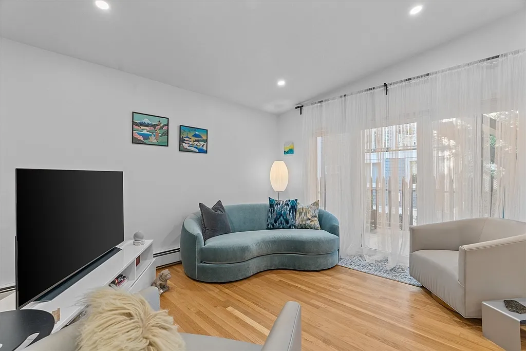 402 E 7th St #2 - Photo 5 of 10