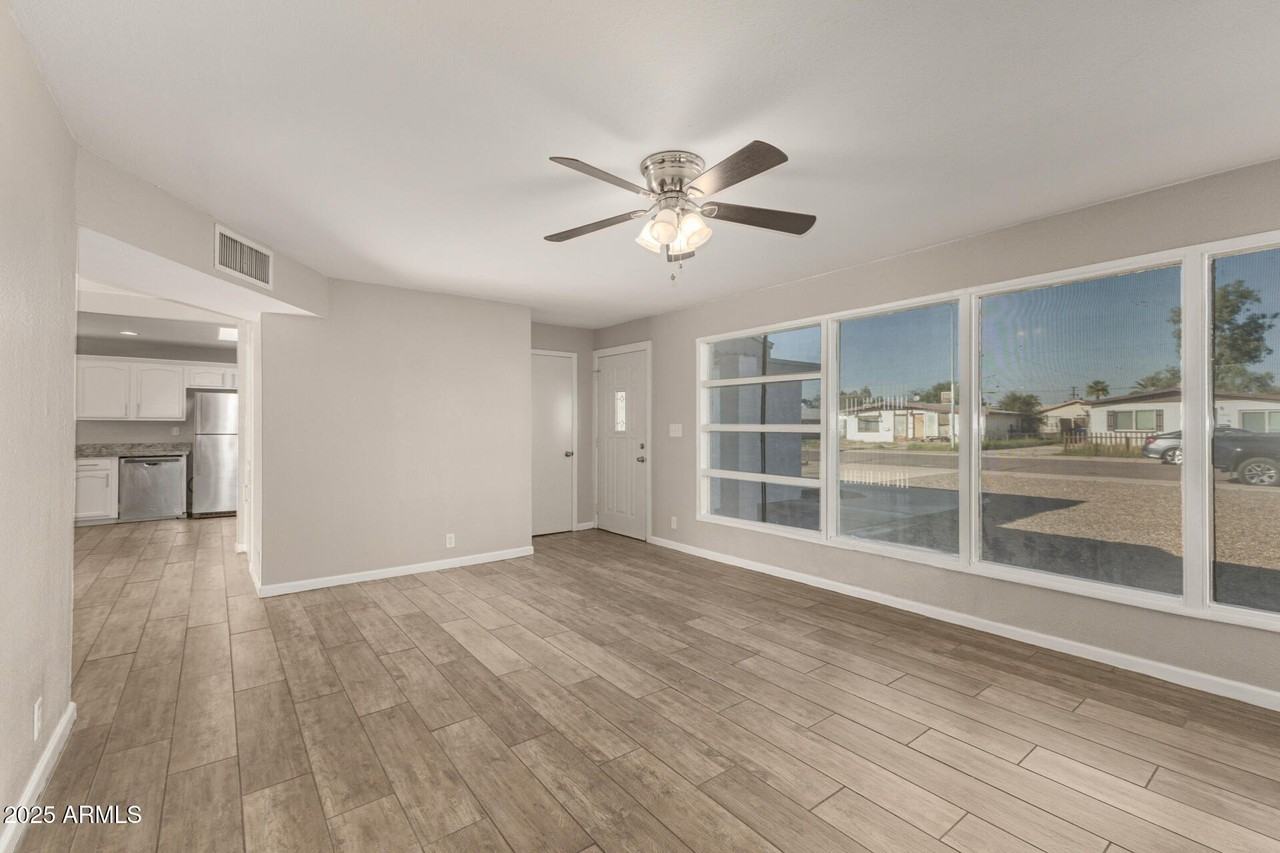 2025 E Don Carlos Ave - Photo 3 of 17