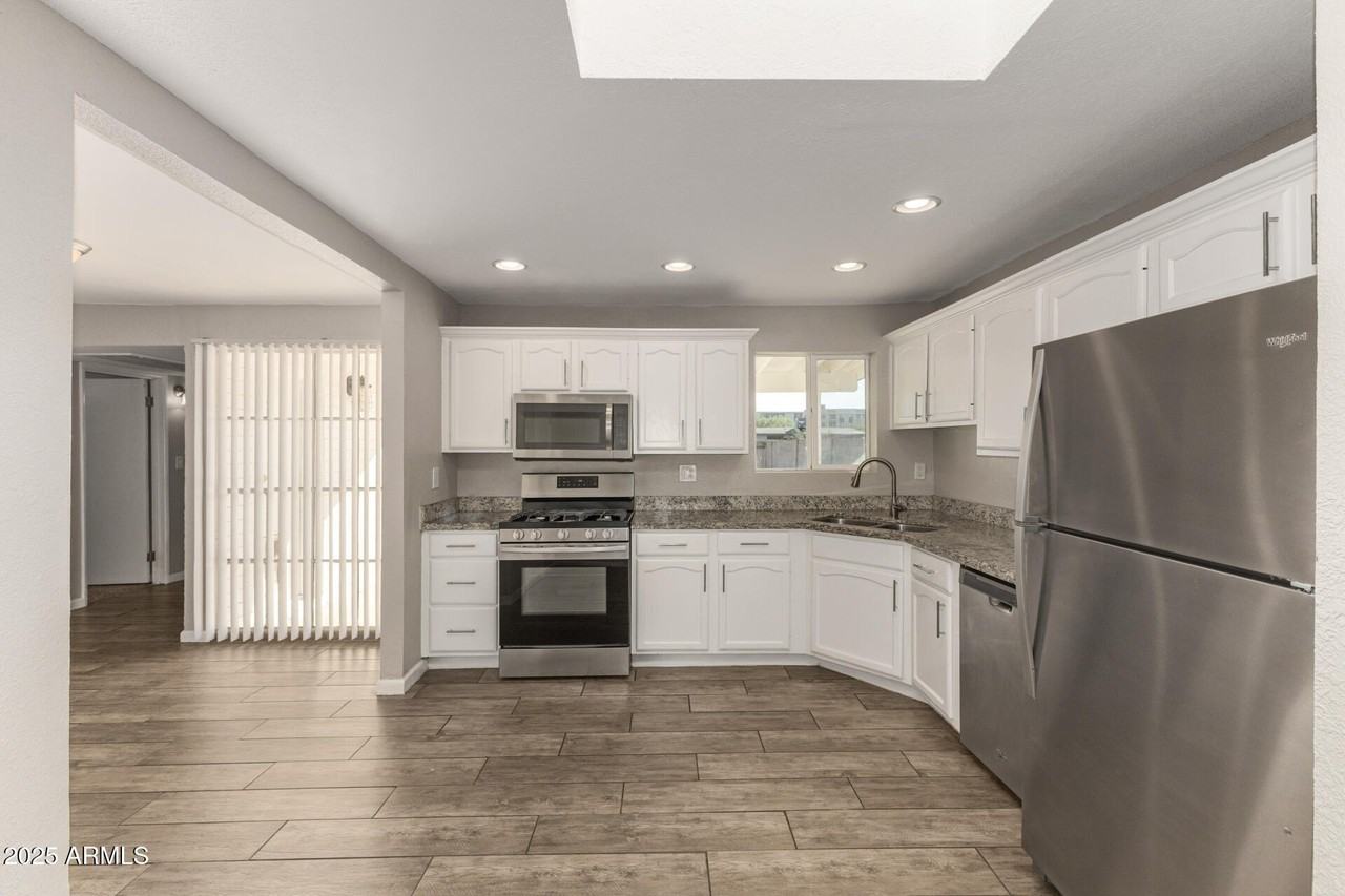 2025 E Don Carlos Ave - Photo 5 of 17