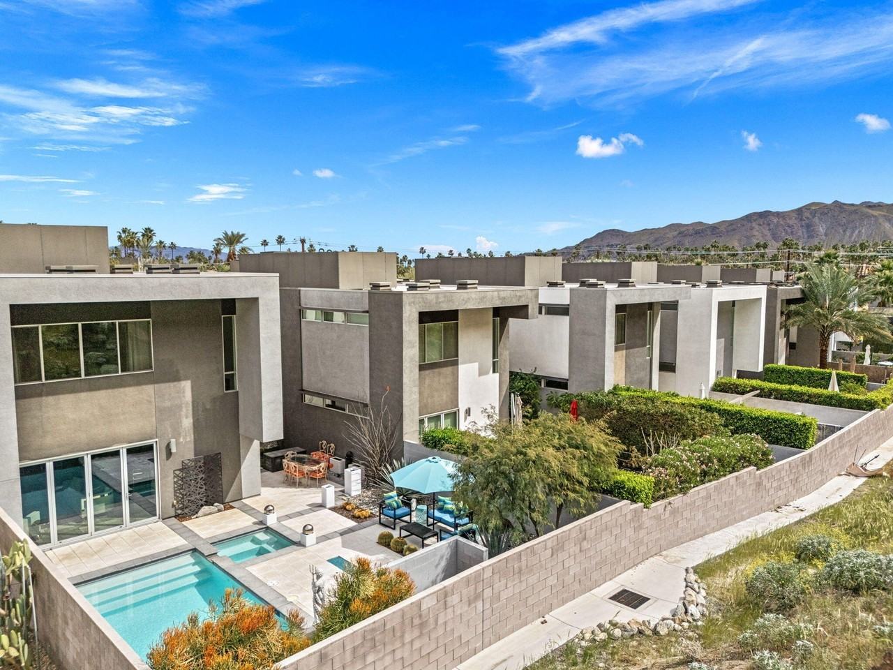 1201 Surrey Ln - Photo 4 of 48