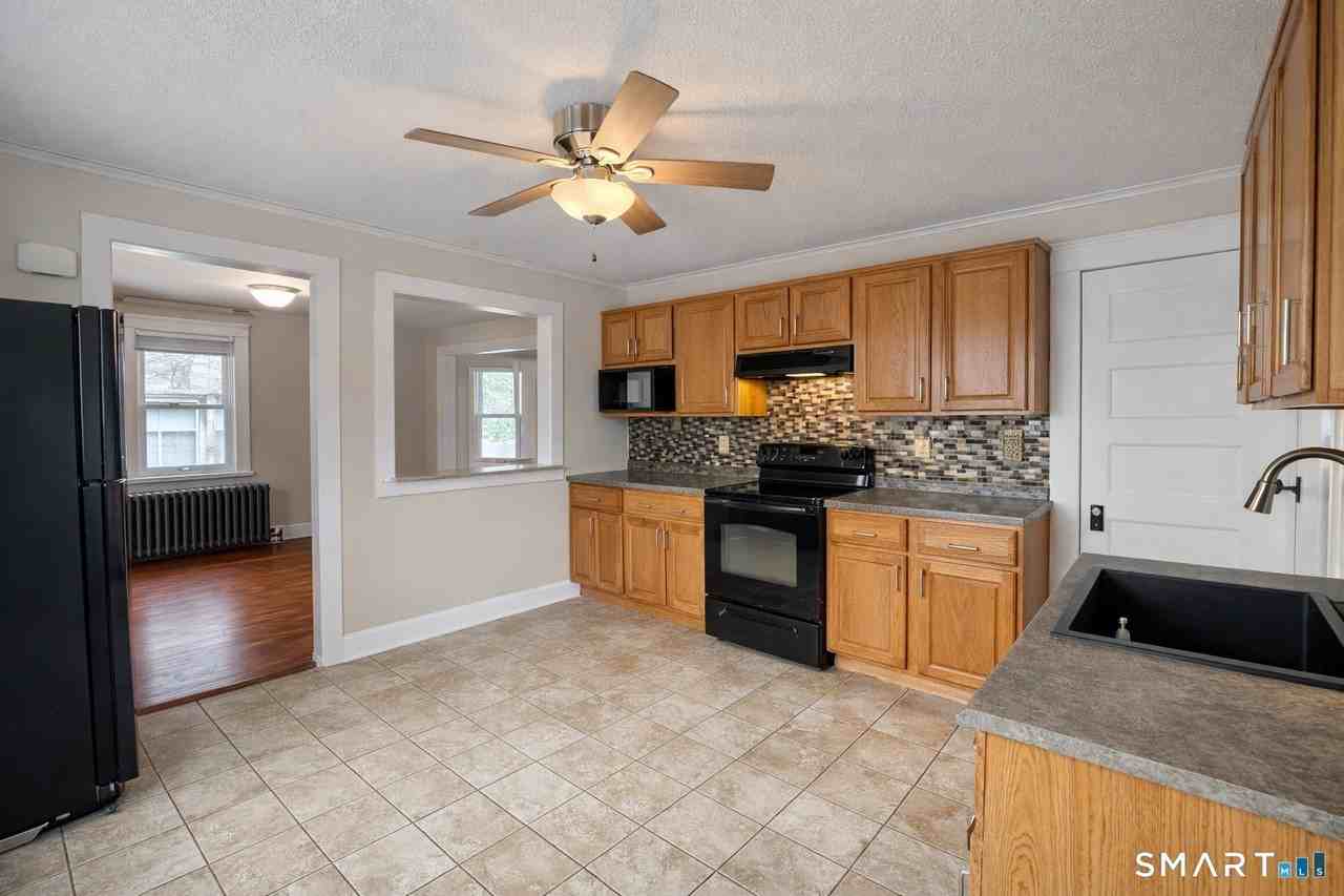 557 Strong St - Photo 2 of 6