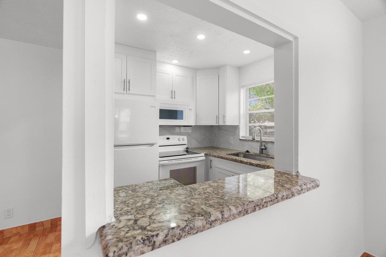 346 Windsor O - Photo 4 of 38