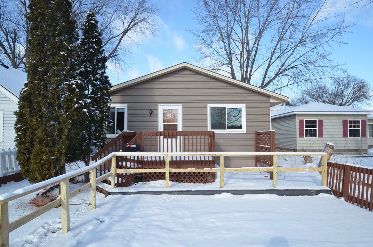 2135 Waukon Ave - Photo 2 of 18