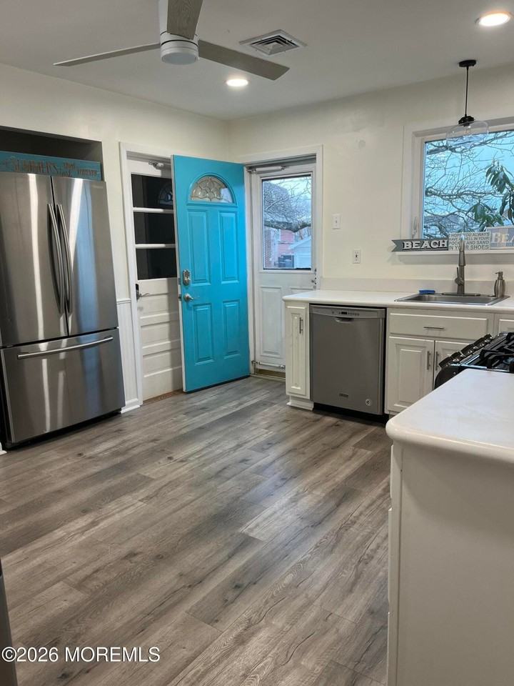 2001 Main St - Photo 5 of 24