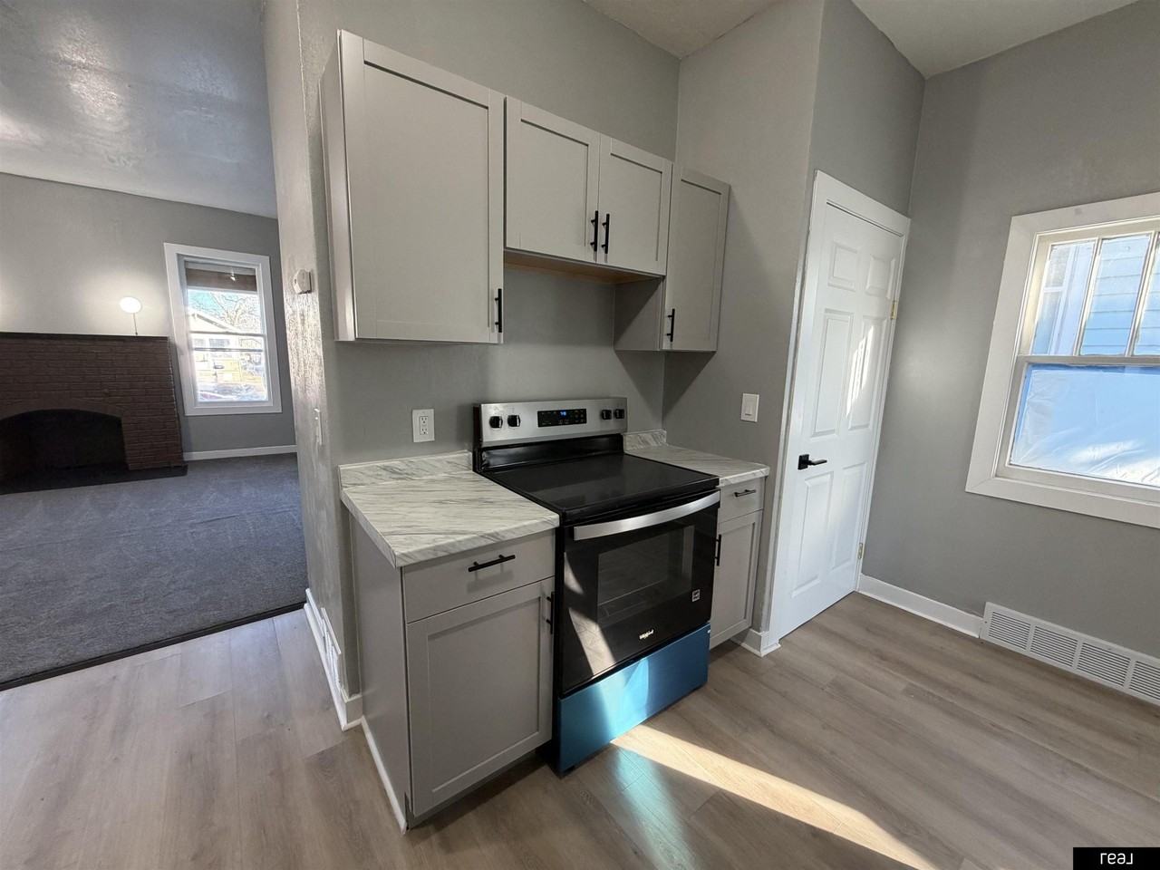 5334 N 27th Ave - Photo 5 of 9