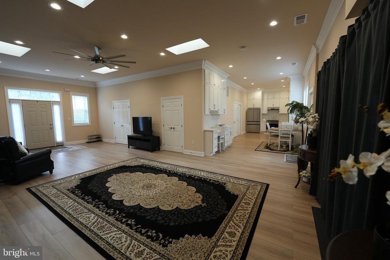 19923 Smith Cir - Photo 4 of 50