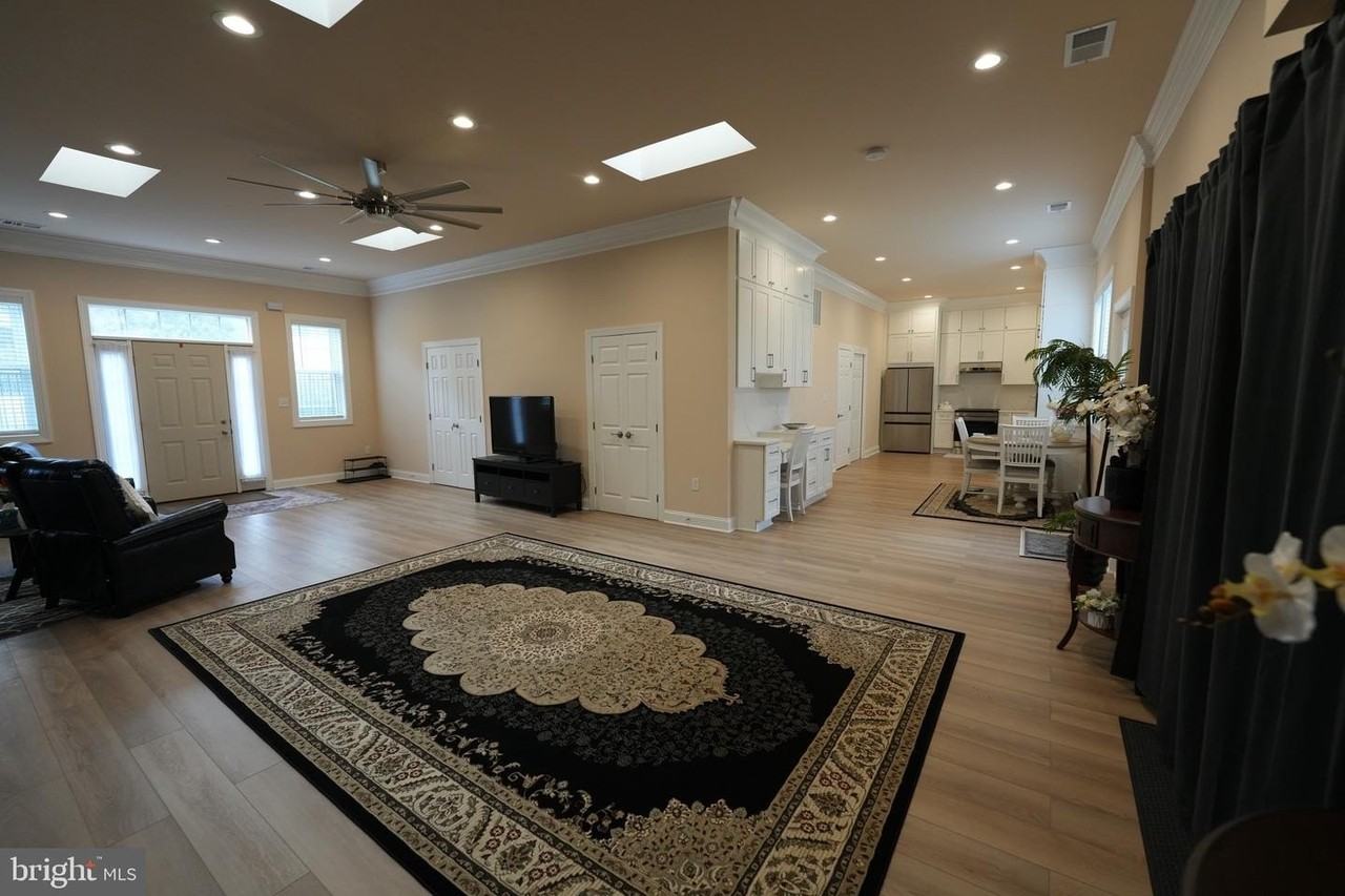 19923 Smith Cir - Photo 5 of 50