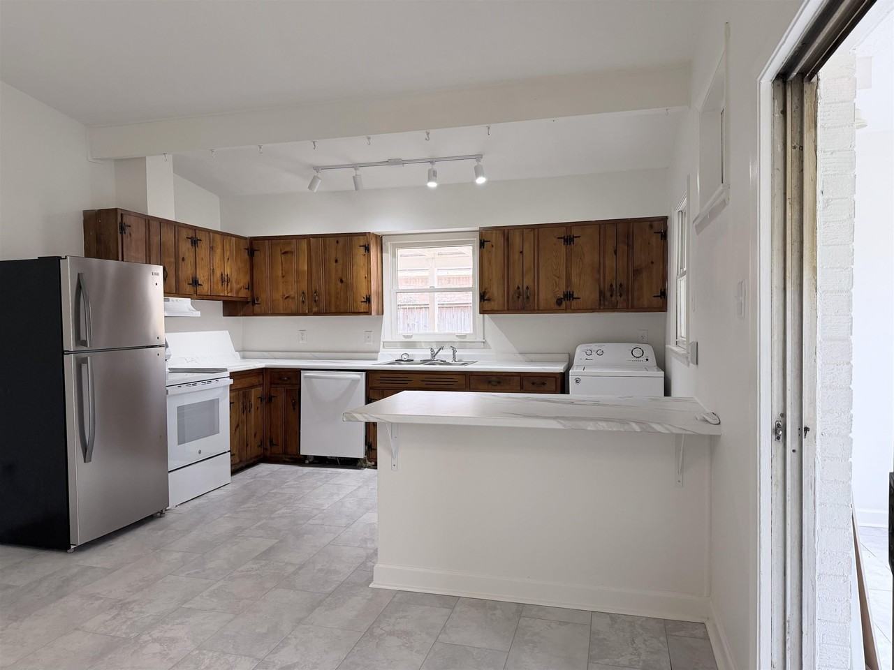 5136 Warfield Dr - Photo 5 of 18