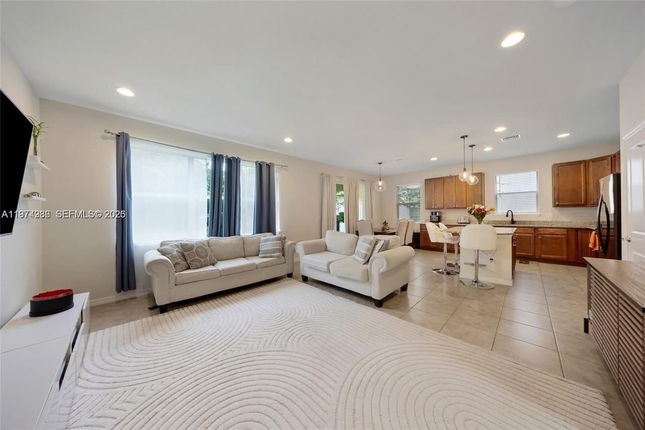 932 Banyan Dr - Photo 2 of 39