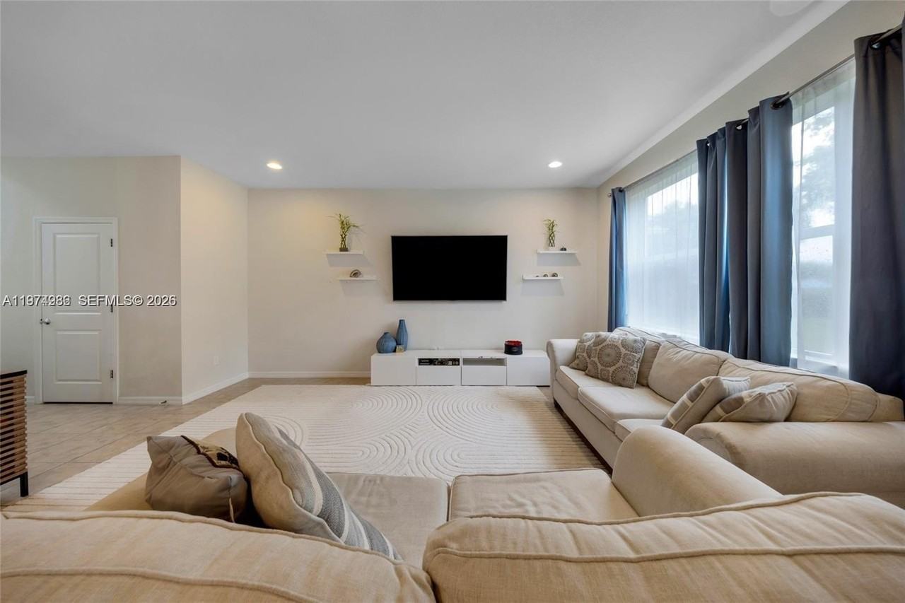 932 Banyan Dr - Photo 3 of 39