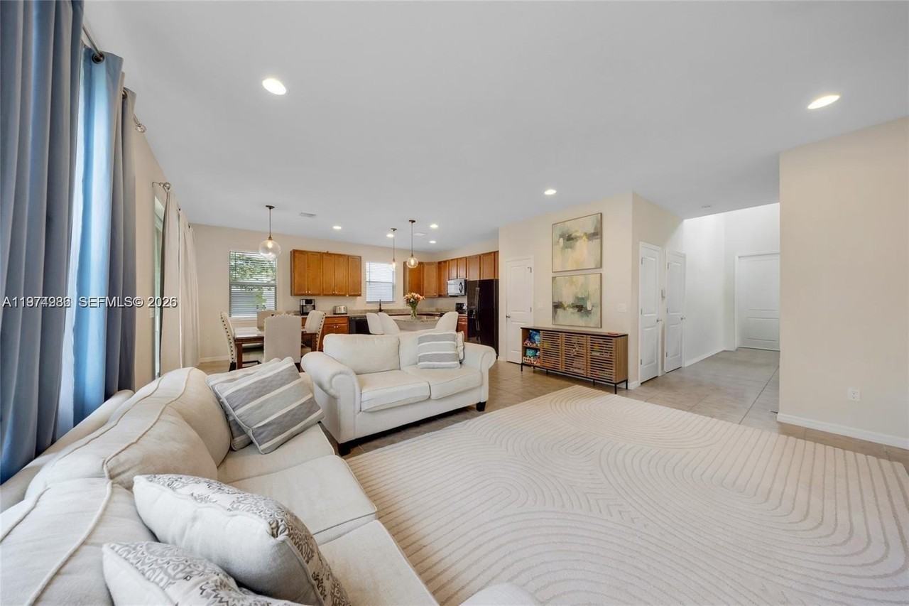 932 Banyan Dr - Photo 4 of 39