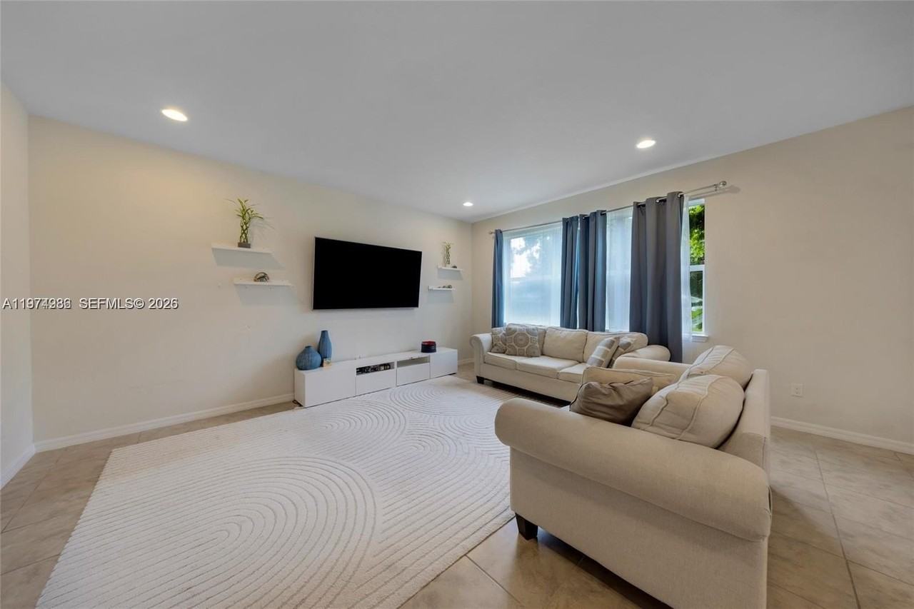 932 Banyan Dr - Photo 6 of 39