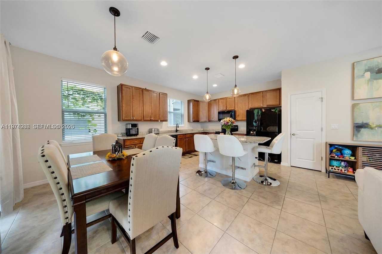 932 Banyan Dr - Photo 7 of 39