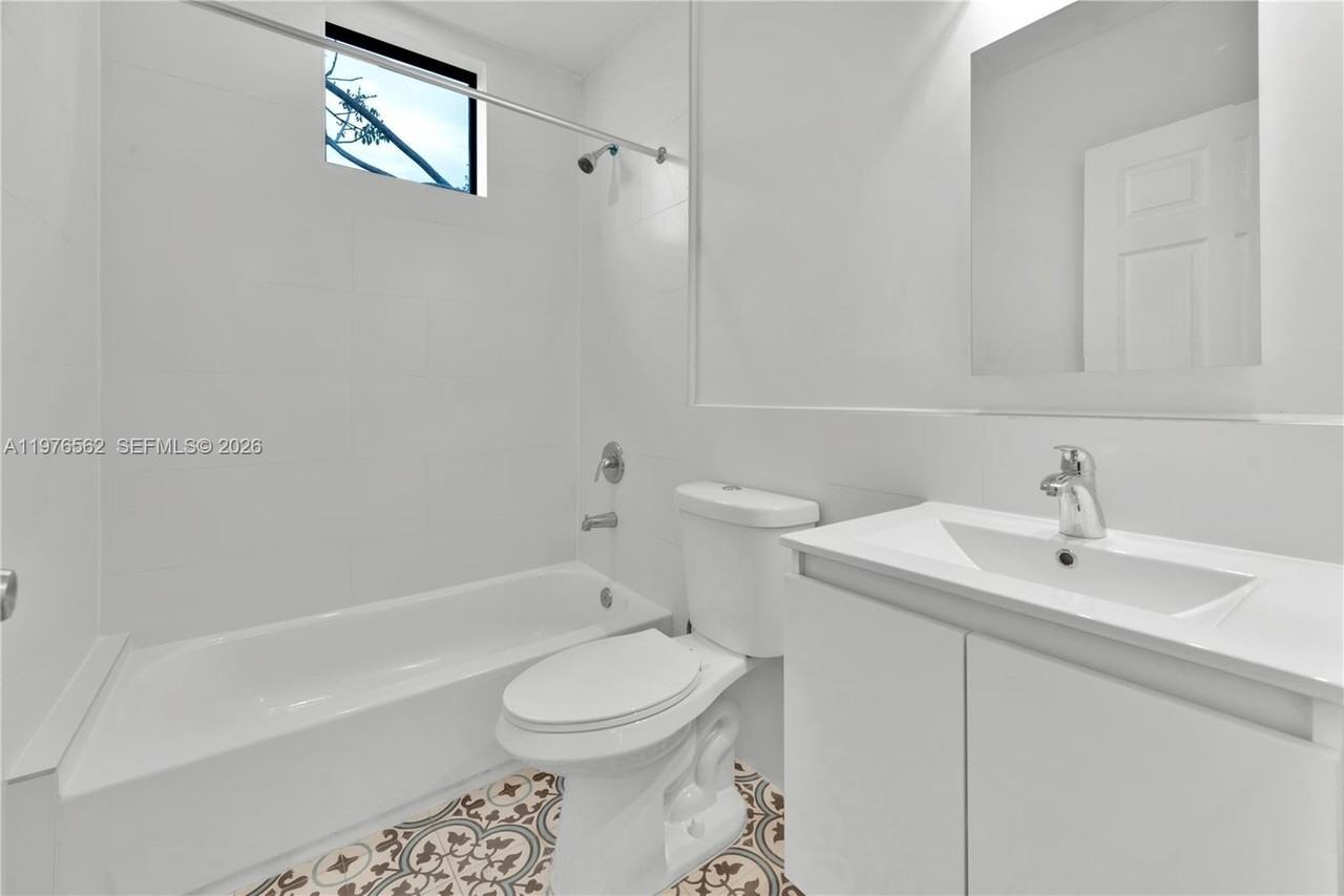 1119 Sw 6th St #203 - Photo 6 of 9