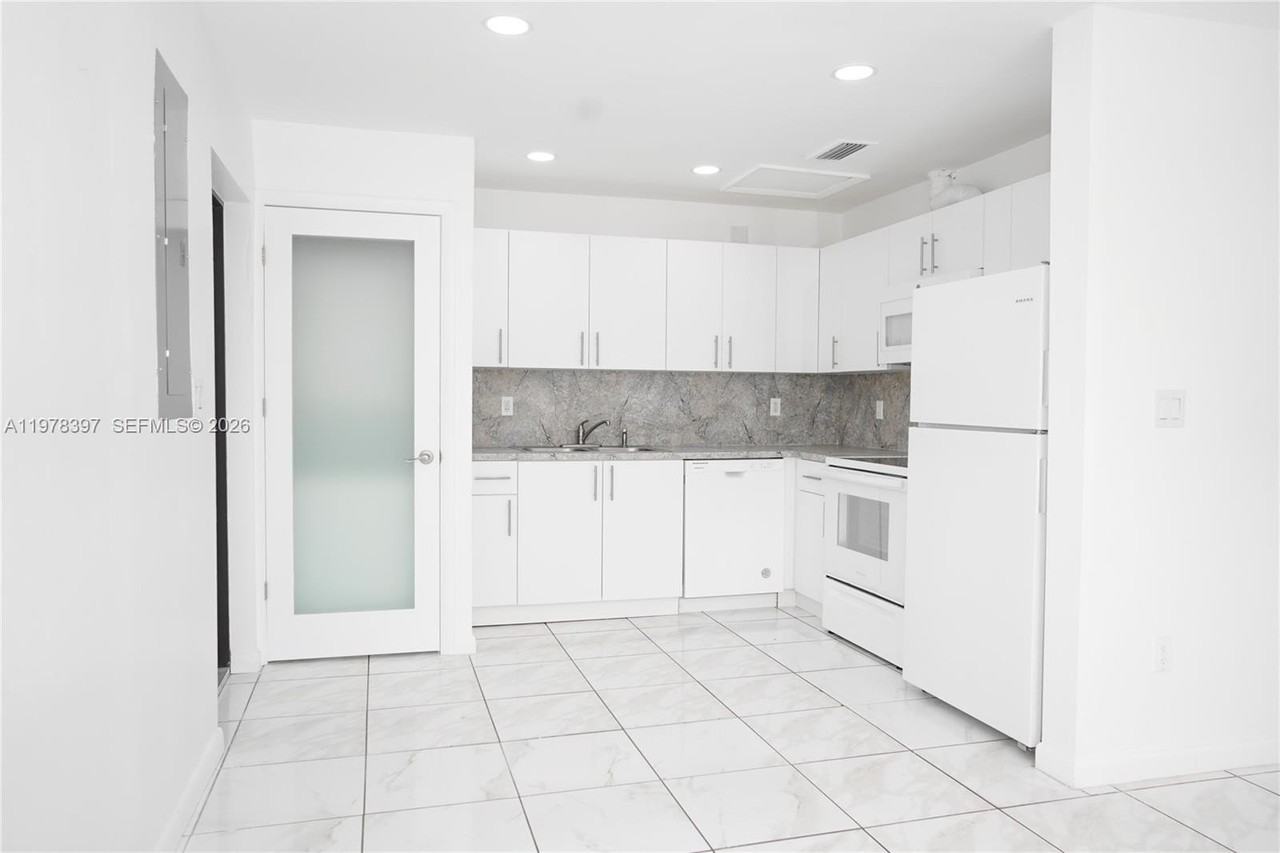 3423 Sw 3rd St #1 - Photo 2 of 18