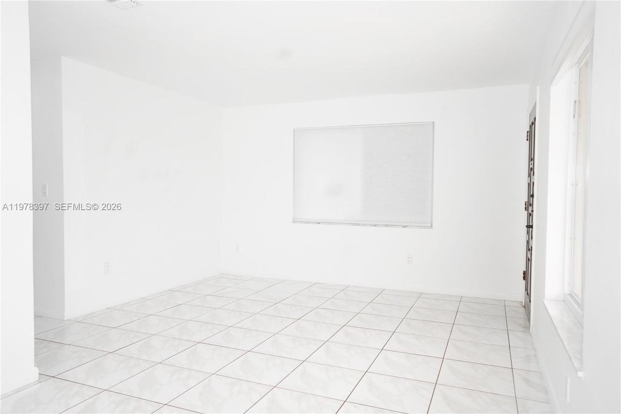 3423 Sw 3rd St #1 - Photo 5 of 18