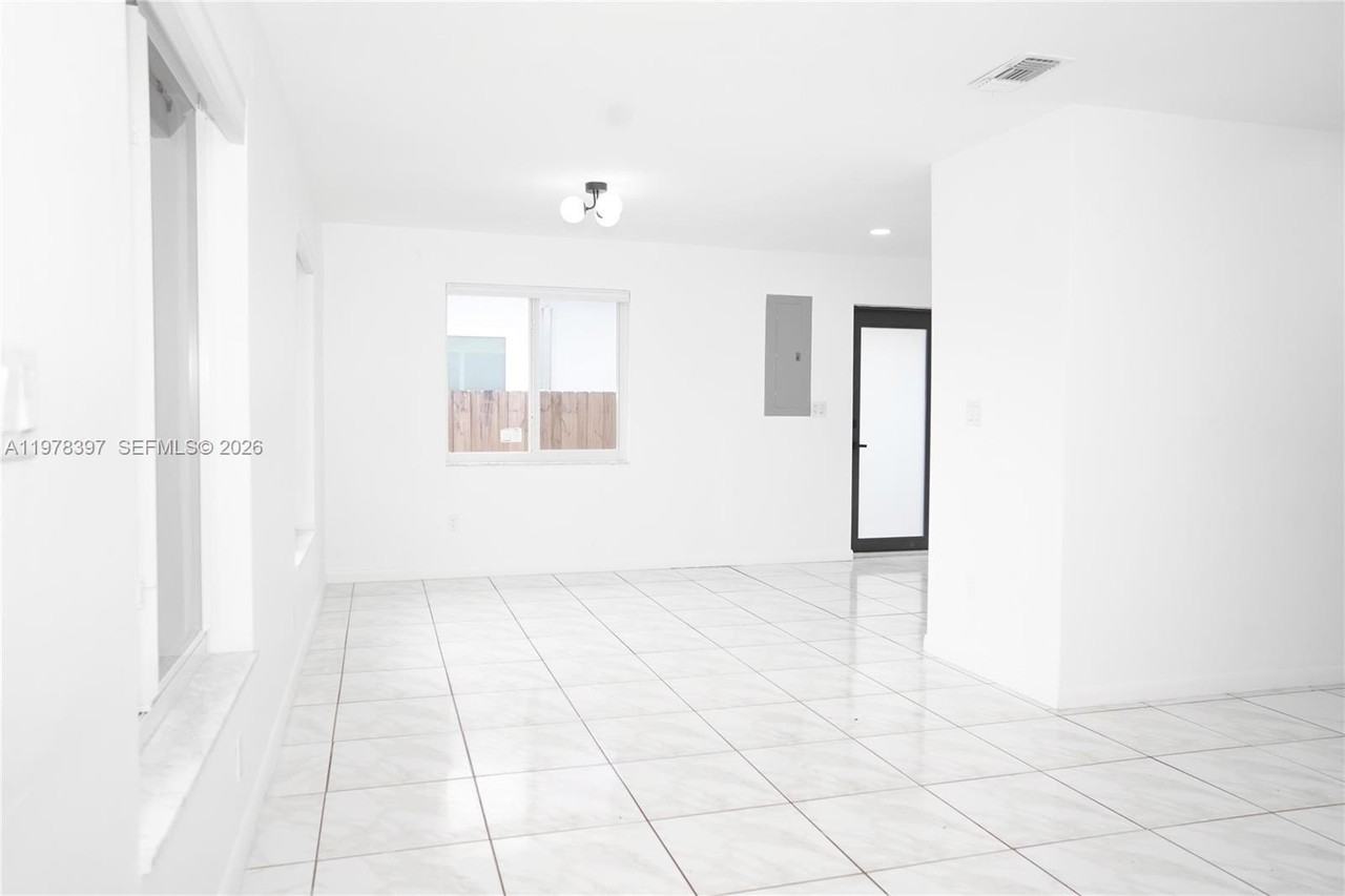 3423 Sw 3rd St #1 - Photo 6 of 18