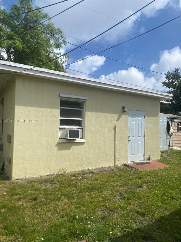 115 Ne 192nd St #1 - Photo 2 of 7
