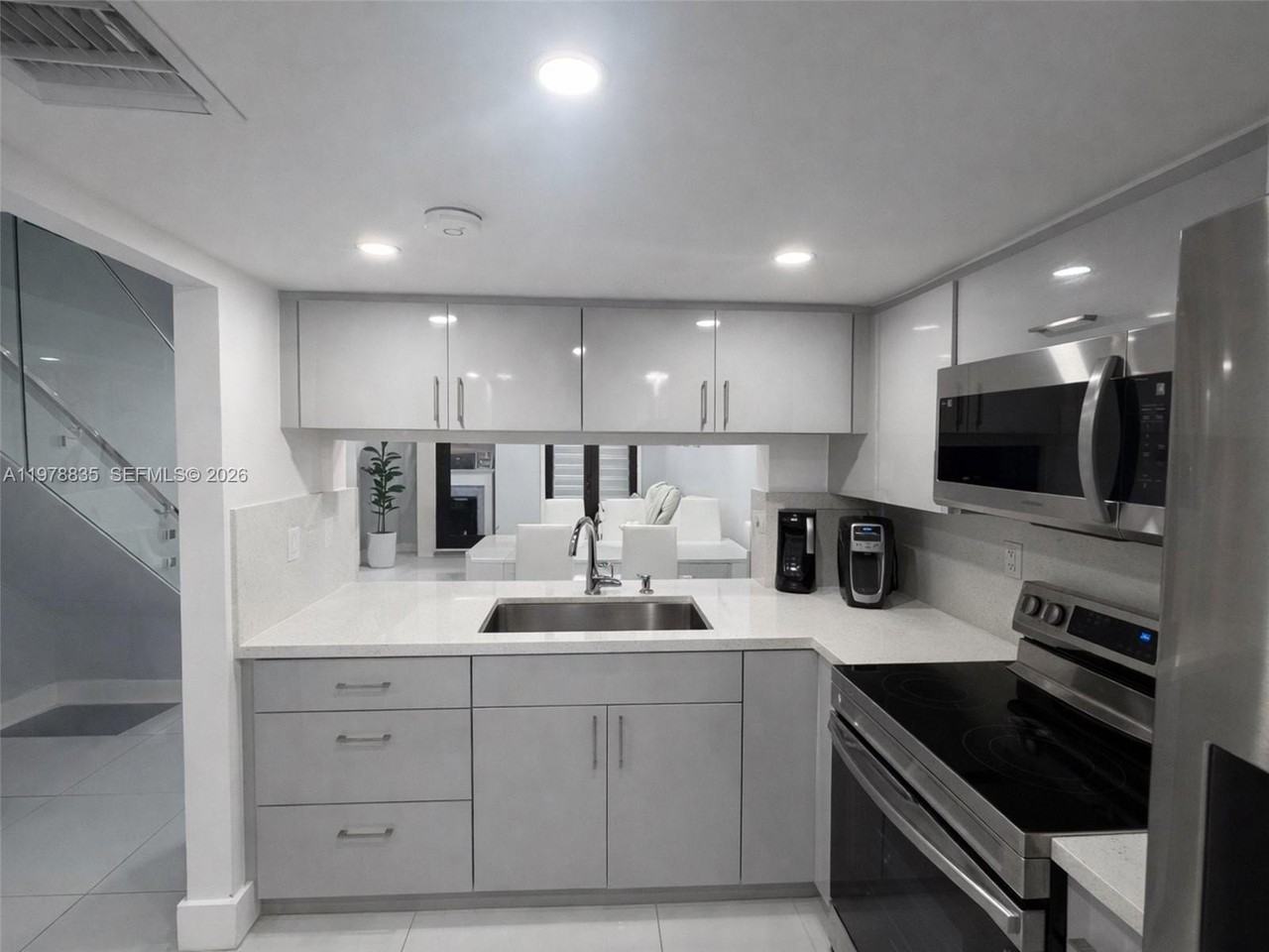 844 W 41st St #47 - Photo 3 of 22