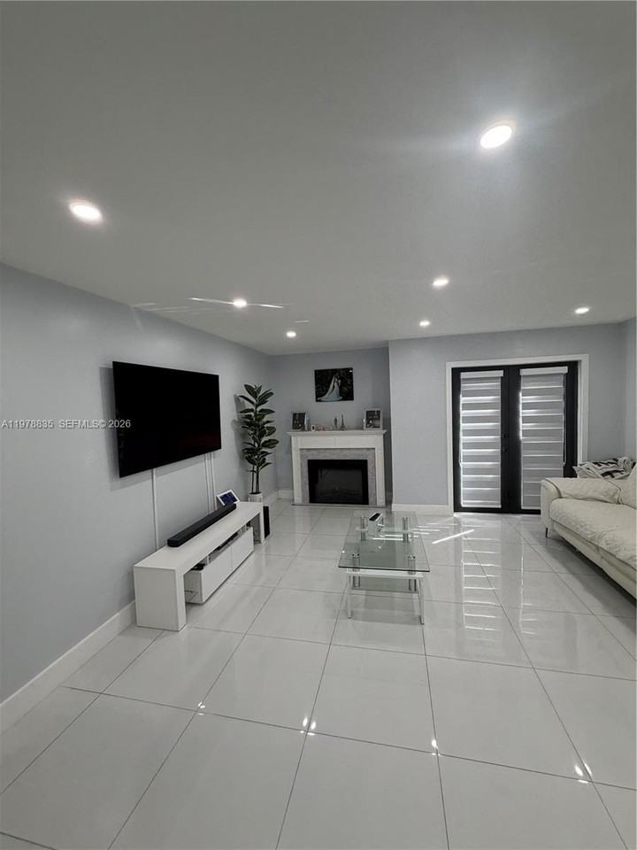 844 W 41st St #47 - Photo 6 of 22