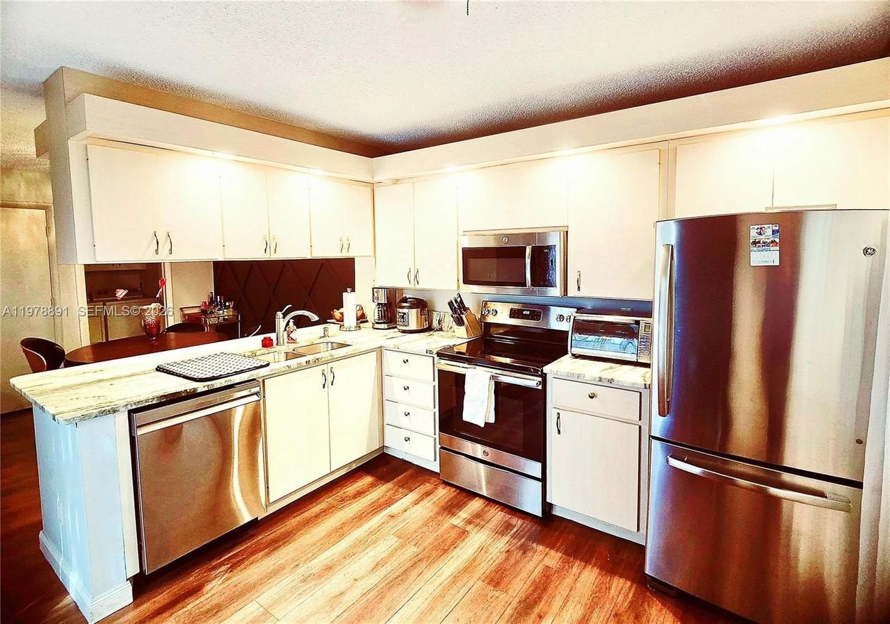 1931 Hartford Ct #21C - Photo 3 of 40